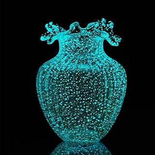 Vaso de flores de vidro luminoso, forma onda, brilho turquesa, detalhes texturizados, fundo preto