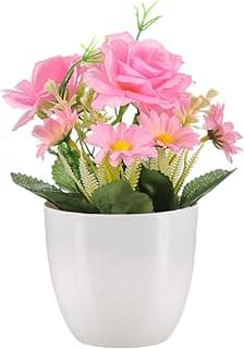 Vaso branco com arranjo de rosas e margarida artificiais