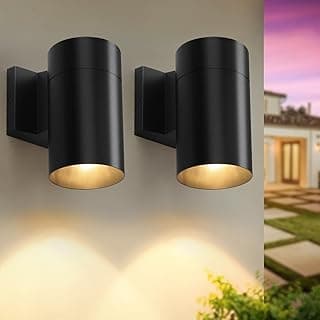 Duas lâmpadas de parede pretas modernas para iluminação externa, montadas na parede.