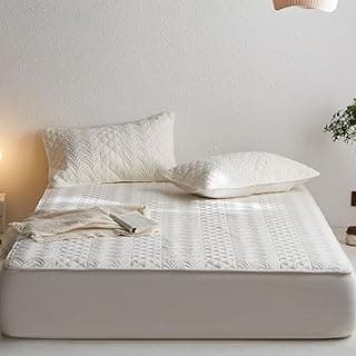 Capa de colchão branca texturizada em cama com fundo branco