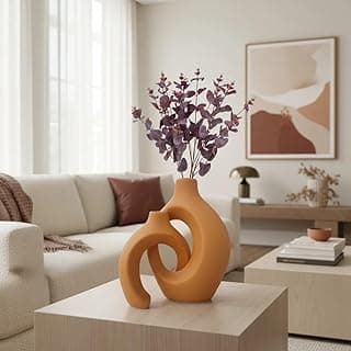 Vase decorativo de cerâmica laranja com flores artificiais em sala de estar