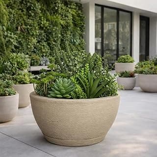 Vaso decorativo cinza claro com plantas verdes em ambiente externo