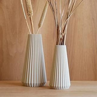 Vasos de cerâmica em forma de cone com decoração de plantas secas