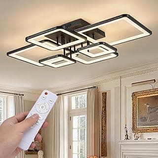 Plafon de teto LED quadrado iluminado, controlado por controle remoto, montado no teto de uma sala com decoração clássica.