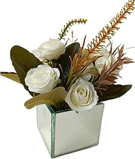 Vaso decorativo espelho com arranjo de rosas artificiais brancas e folhas verdes