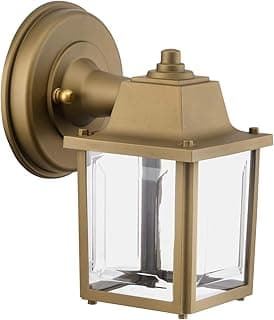 Arandela externa colonial em ouro velho com cúpula transparente, fixada em parede.