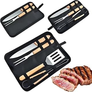 Kit churrasco 4 peças com estojo preto, faca, garfo, espátula e pegador em aço inox com cabos de madeira, carne grelhada ao lado