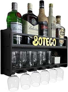 Suporte de parede para garrafas e copos de vinho com várias bebidas espirituosas, exibindo 'BOTECO' em letras amarelas.