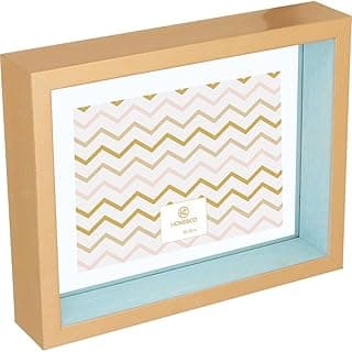 Porta-retratos com padrão de ziguezague rosa e dourado, moldura em madeira clara e borda azul.