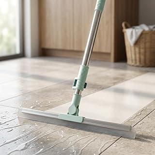 Vassoura mágica multiuso com cabo extensível de aço inoxidável e lâmina de silicone verde em uso.