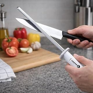 Chaira para faca de 8 polegadas com cabo branco e corpo em aço inoxidável, segurada em uma cozinha com vegetais no fundo