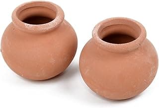 Vasos pequenos de terracota decorativos, dois em um fundo branco