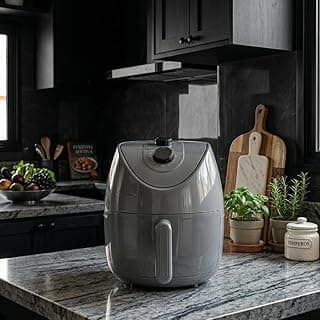 Fritadeira elétrica cinza e rosa de 4 litros com controle de temperatura e timer em uma cozinha moderna