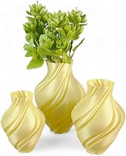 Conjunto de três vasos decorativos minimalistas amarelos com design espiral para flores e plantas.