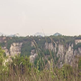 Paisagem natural com montanhas e vegetação verde