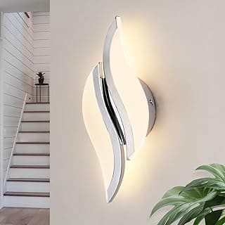 Arandela de parede LED moderna cromada 6000K para interiores, design ondulado, iluminação suave e brilhante, parede branca de fundo.