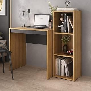 Escrivaninha com estante organizadora em madeira, três nichos, livros, planta e carro de brinquedo