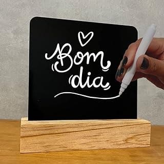Quadro de recados de mesa com lousa preta e escrita 'Bom dia' em branco