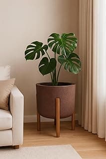 Vaso decorativo para plantas com pé de madeira marrom em ambiente de estar