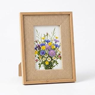 Porta-retrato rústico com moldura em madeira e juta, estilo natural, com buquê de flores coloridas.