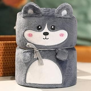 Cobertor de lã de flanela cinza em forma de animal com design fofo, enchimento felpudo, olhos, nariz e boca rosa, fita amarrada, fundo neutro com cesta marrom.
