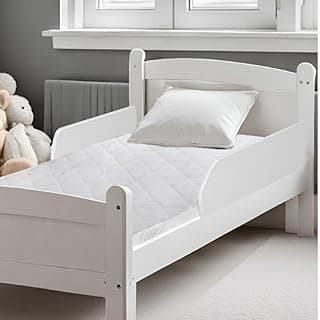 Cama infantil branca com colchão e travesseiro brancos