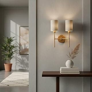 Arandela de parede dourada com cúpulas bege iluminando a sala.