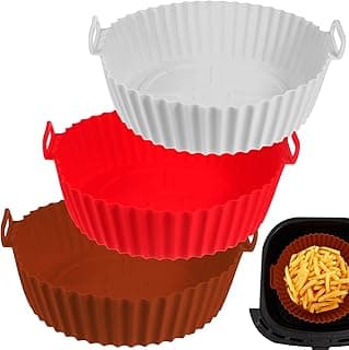 Trê s cestas de silicone para fritadeira a ar, branco, vermelho e marrom, com batatas fritas.