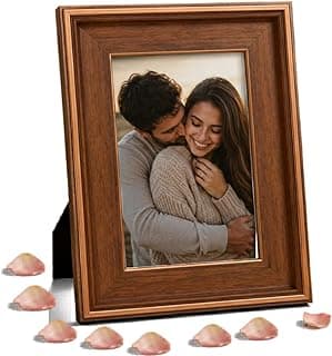 Porta retrato 10x15 em madeira simulada com foto de casal abraçando-se e pétalas de rosas ao redor