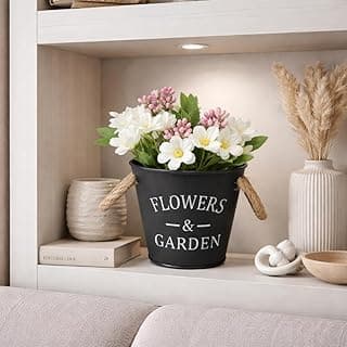 Kit de dois vasos decorativos pretos com flores artificiais, alças de corda, inscrição Flowers & Garden, flores rosa, brancas e verdes, altura 16cm