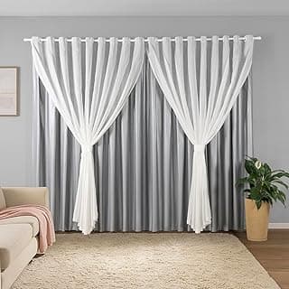 Cortina de blecaute cinza e branco para sala e quarto, com forro em PVC blackout, pendurada em um varão branco.