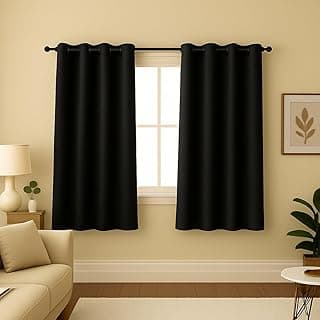 Cortinas pretas de blackout em tecido premium, 2,00m x 1,40m, em uma sala de estar.