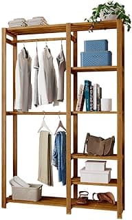 Estante de madeira com cabideiros e prateleiras para quarto, organizada com roupas e objetos decorativos