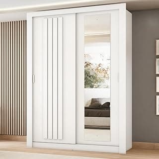 Guarda-roupa branco de solteiro com duas portas deslizantes e espelho central, refletindo uma cama com almofadas.