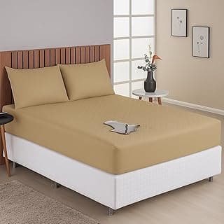 Capa protetora impermeável para colchão de casal padrão, cor bege, cama posicionada contra parede com janela.