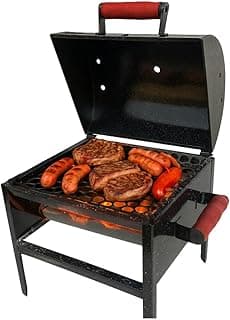 Churrasqueira preta portátil com carnes e embutidos sendo grelhados