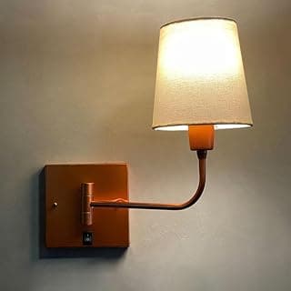 Arandela luminária de parede quadrada articulável cobre com cúpula bege acesa
