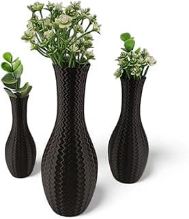 Conjunto de 3 vasos decorativos pretos com padrão chevron, alturas variadas, contendo flores e plantas verdes