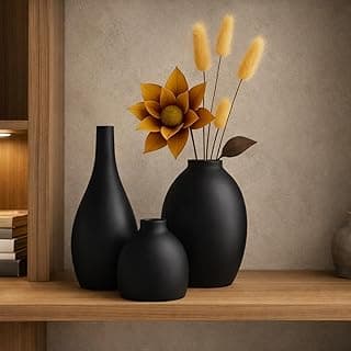 Conjunto de vasos decorativos pretos com flor artificial amarela em suporte de madeira