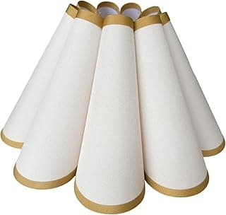 Sete cúpulas de abajur branco com acabamento dourado em tecido sobre fundo branco
