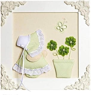 Quadro decorativo com boneca camponesa verde e branco e flor em vaso