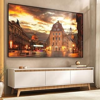 Rack para TV Multimóveis MP1103 Branco/Madeirado com TV de tela grande mostrando paisagem urbana ao anoitecer
