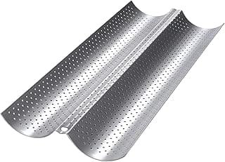 Forma para pão francês de metal prateado com furos para melhor cozimento