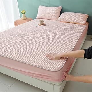 Protetor de colchão rosa king size em uma cama com padrão de malha.