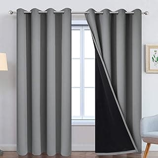Cortinas blackout Yakamok com isolamento térmico, cinza e preto, penduradas em um varão de cortina.