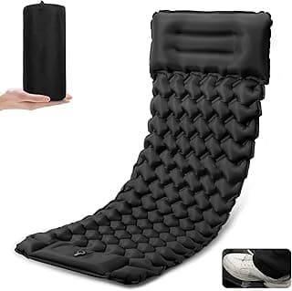 Colchão inflável preto para camping, com design em relevo hexagonal, desdobrado.