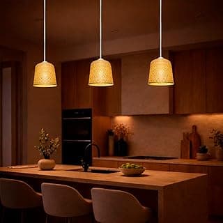 Pendentes de bambu iluminando uma cozinha moderna