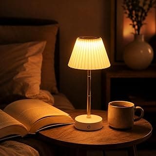 Luminária de mesa LED touch ajustável, iluminando uma mesa com livro e café, fundo escuro.