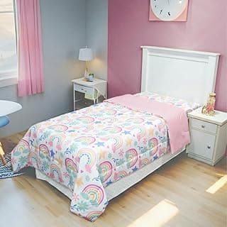 Edredom solteiro estampado arco-íris em fundo branco com cores vibrantes de arco-íris, estrelas e flores.