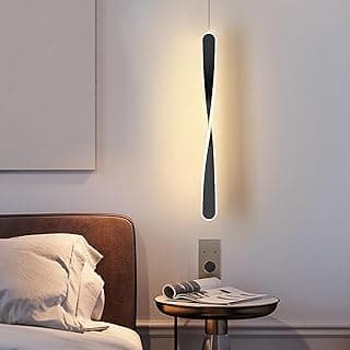 Luminária pendente LED moderna com design ondulado, suspensa na parede, ilumina ambiente com luz branca suave.